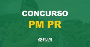 soldado militar do paraná segurando e olhando para o brasão de sua farda com texto sobre a imagem escrito concurso pm pr