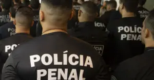 Grupo de policiais penais PB em uniformes pretos, alinhados em formação,