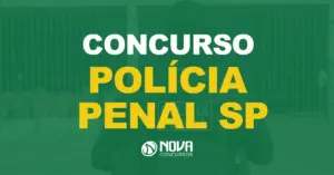 Policial penal uniformizado em frente a uma cela com presidiários com texto sobre a imagem Concurso Polícia Penal SP