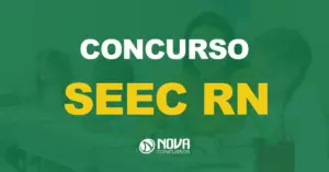 Uma professora feliz ajudando seus alunos em uma sala de aula com texto sobre a imagem concurso SEEC RN