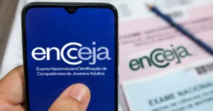 Celular com a tela ligada com a logo do Encceja 2025