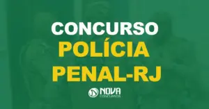 Três policiais penais em um ambiente externo com uniformes camuflados com texto sobre a imagem concurso Polícia Penal RJ