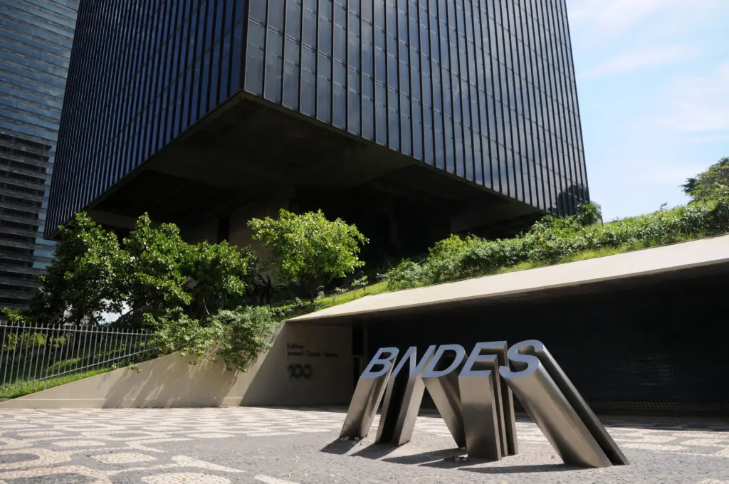 Fachada do prédio sede do BNDES. 