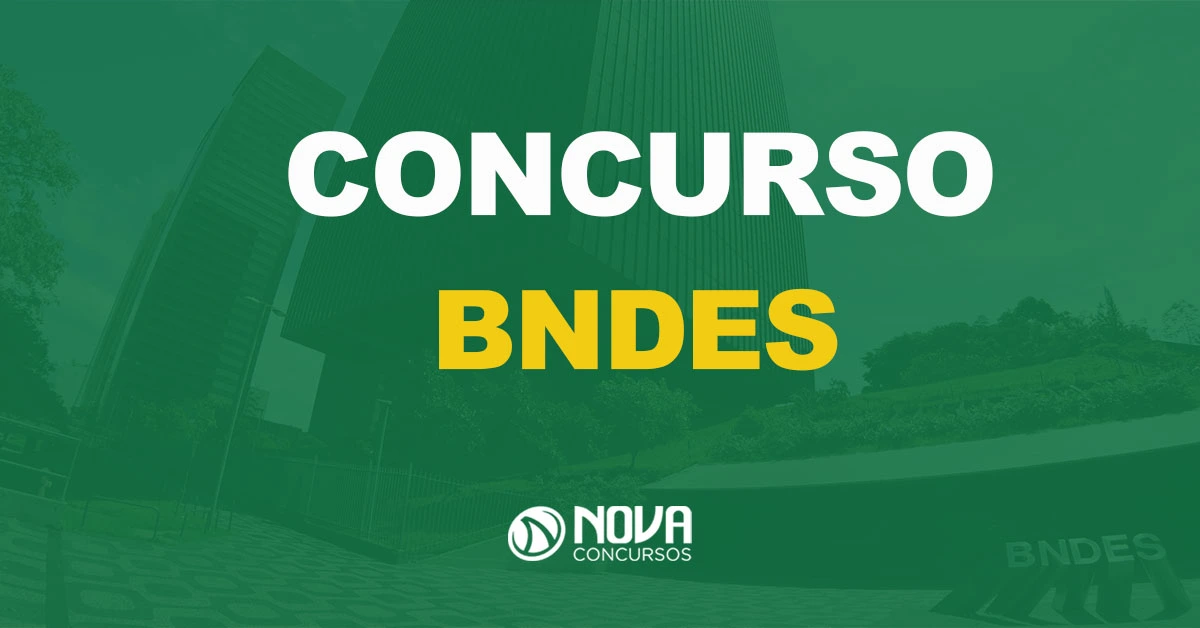 Concurso BNDES x Caixa: como aproveitar os estudos? Fundo verde placa BNDES.