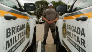 foto de um Soldado em posição da Brigada Militar RS entre duas viaturas - Concurso Brigada Militar RS