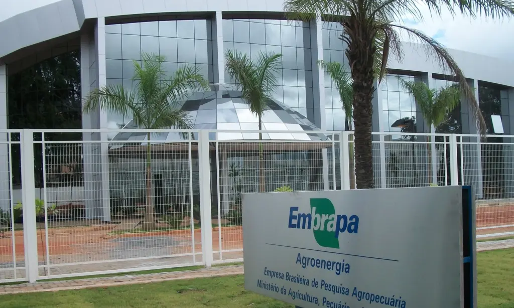 fachada da empresa brasileira de pesquisa agropecuária com placa de metal 