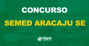 Professora de pé em frente as carteiras dos alunos dentro de uma sala de aula / Texto sobre a imagem concurso SEMED Aracaju