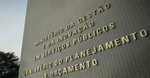 Fachada do "Ministério da Gestão e da Inovação em Serviços Públicos" e "Ministério do Planejamento e Orçamento"/ Concurso MGI