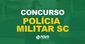 Uma policial está caminhando pela rua olhando para veículo estacionado com texto sobre a imagem Concurso Polícia Militar SC