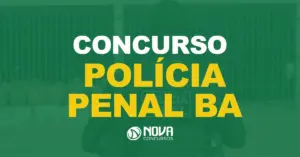 Agente penitenciário de costas com um uniforme e detentos sentados com texto sobre a imagem Concurso Polícia Penal BA