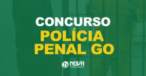 Policial penal trancando a porta da prisão com presidiário dentro da cela com texto sobre imagem Concurso Polícia Penal GO