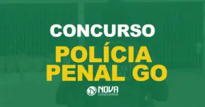 Agente penitenciário de costas com um uniforme e detentos sentados com texto sobre a imagem Concurso Polícia Penal BA