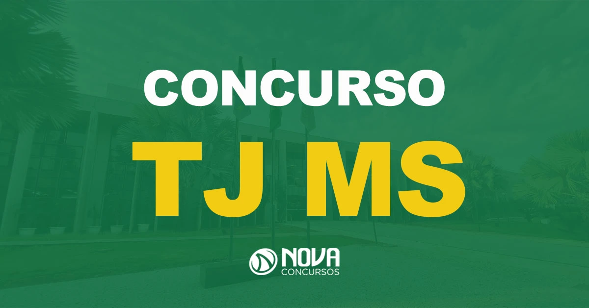 Fachada de um prédio cercado por palmeiras com três bandeiras apressadas com texto sobre a imagem Concurso TJ MS