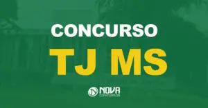 Fachada de um prédio cercado por palmeiras com três bandeiras apressadas com texto sobre a imagem Concurso TJ MS