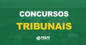 Homem em pé diante de uma sala de tribunal com três pessoas sentadas com texto sobre a imagem Concursos Tribunais