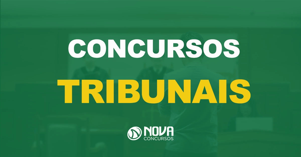 Homem em pé diante de uma sala de tribunal com três pessoas sentadas com texto sobre a imagem Concursos Tribunais