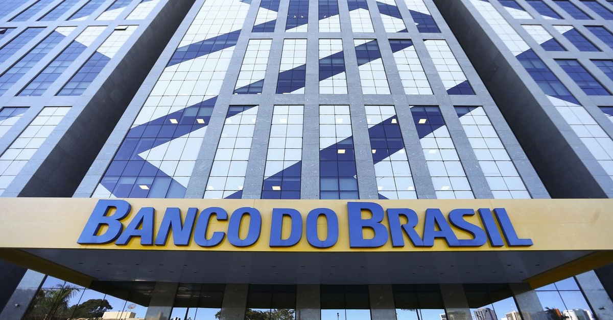 Fachada do prédio do banco do brasil com uma placa na frente / Concurso Banco do Brasil