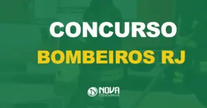 O concurso Bombeiros RJ tem banca definida para 144 vagas. Bombeiros fardados segurando mangueira d'agua.