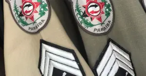 Uniforme da Polícia Militar da Paraíba com o brasão.