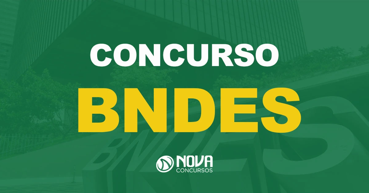 Escultura metálica em primeiro plano com as letras "BNDES" e prédio do banco ao fundo com texto sobre a imagem Concurso BNDES