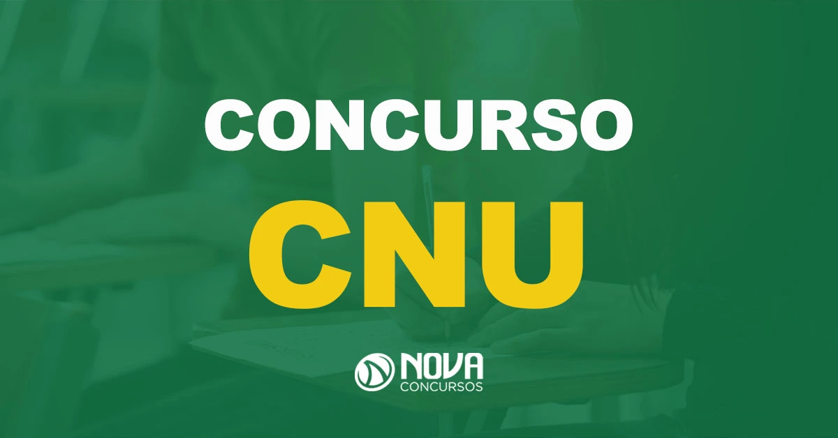 Um grupo de estudantes universitários concentrados fazendo exames em uma sala de aula com texto sobre a imagem Concurso CNU