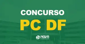 Prédio moderno da Polícia Civil com fachada de vidro verde e estrutura metálica com texto sobre a imagem Concurso PC DF