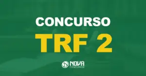 Martelo de madeira e balança sobre a mesa com texto sobre a imagem Concurso TRF2