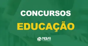 Jovem estudante universitária concentrada em escrever em papel na sala de aula com texto sobre a imagem Concursos Educação