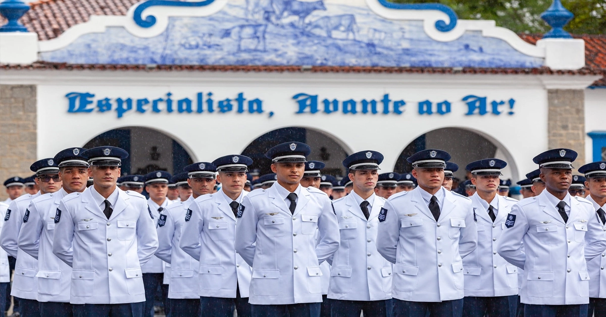 Um grupo de homens em uniforme militar marchando em filas com texto sobre a imagem Concurso Aeronáutica EEAR