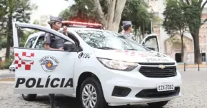 Viatura da Polícia Militar de São Paulo estacionada com dois policiais de cada lado - Concurso PM SP: governo analisa a autorização de novos editais!