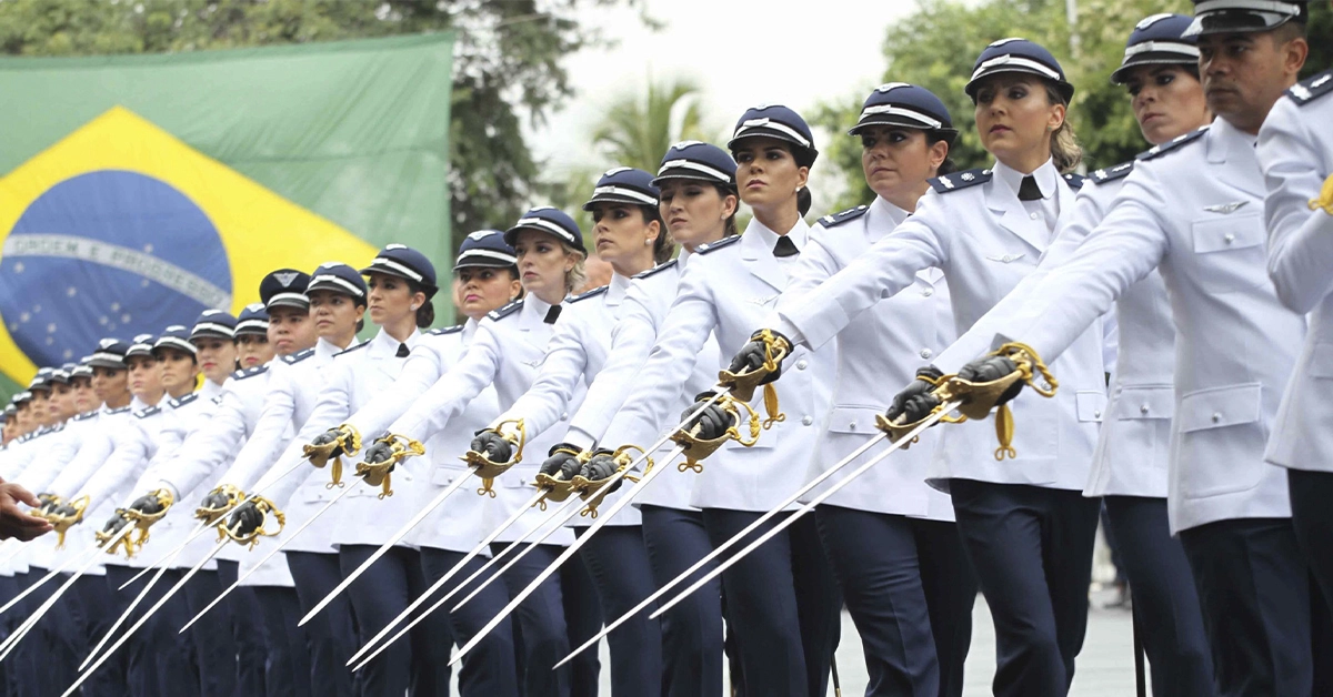 Cerimônia militar na qual um grupo de oficiais da Força Aérea Brasileira está uniformizado e em formação / Concurso EEAR