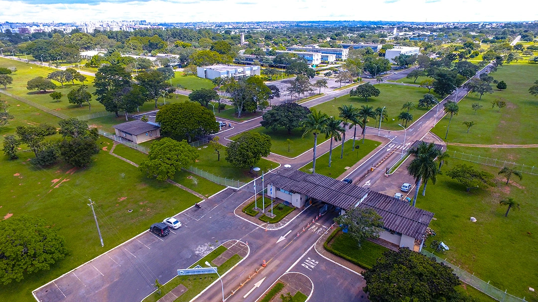 Vista aérea da sede da ABIN em Brasília, cercada por área verde, vias internas e prédios administrativos. - Concurso Abin