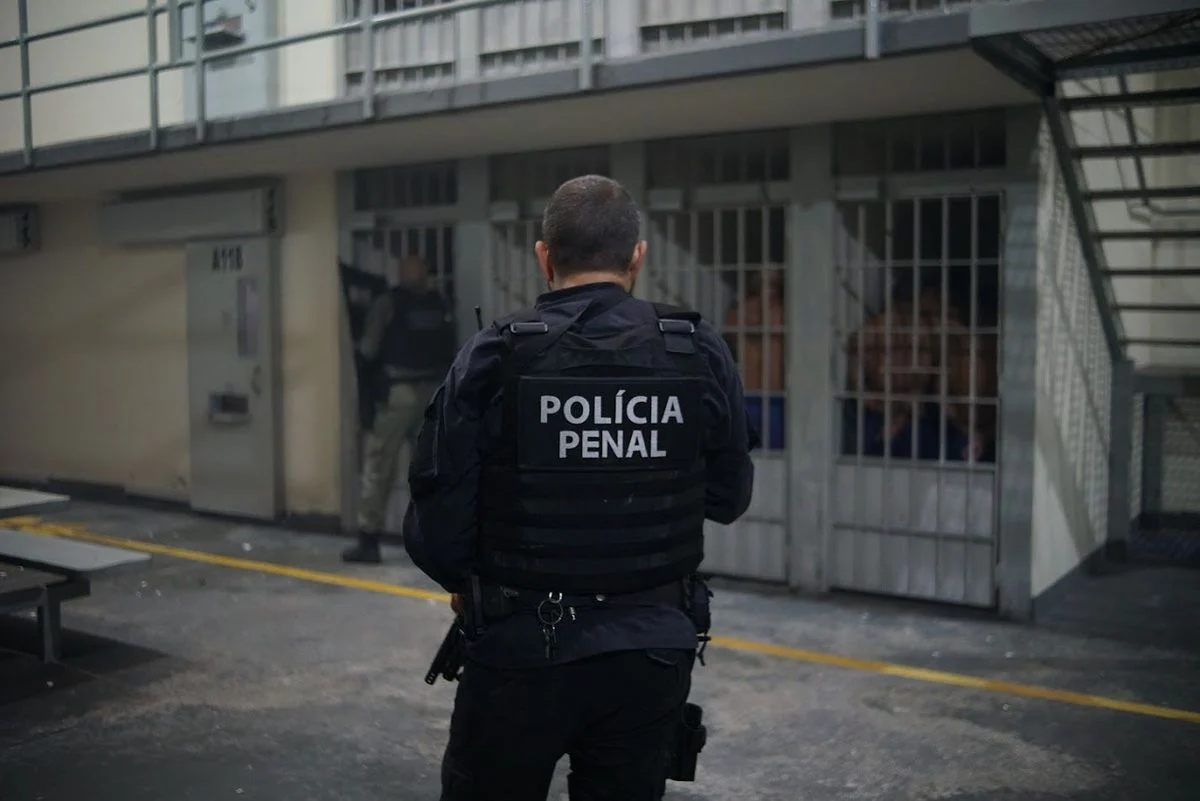 Imagem de um policial penal do Espírito Santo - Concurso Sejus ES 2025: Banca em definição. Edital até junho!