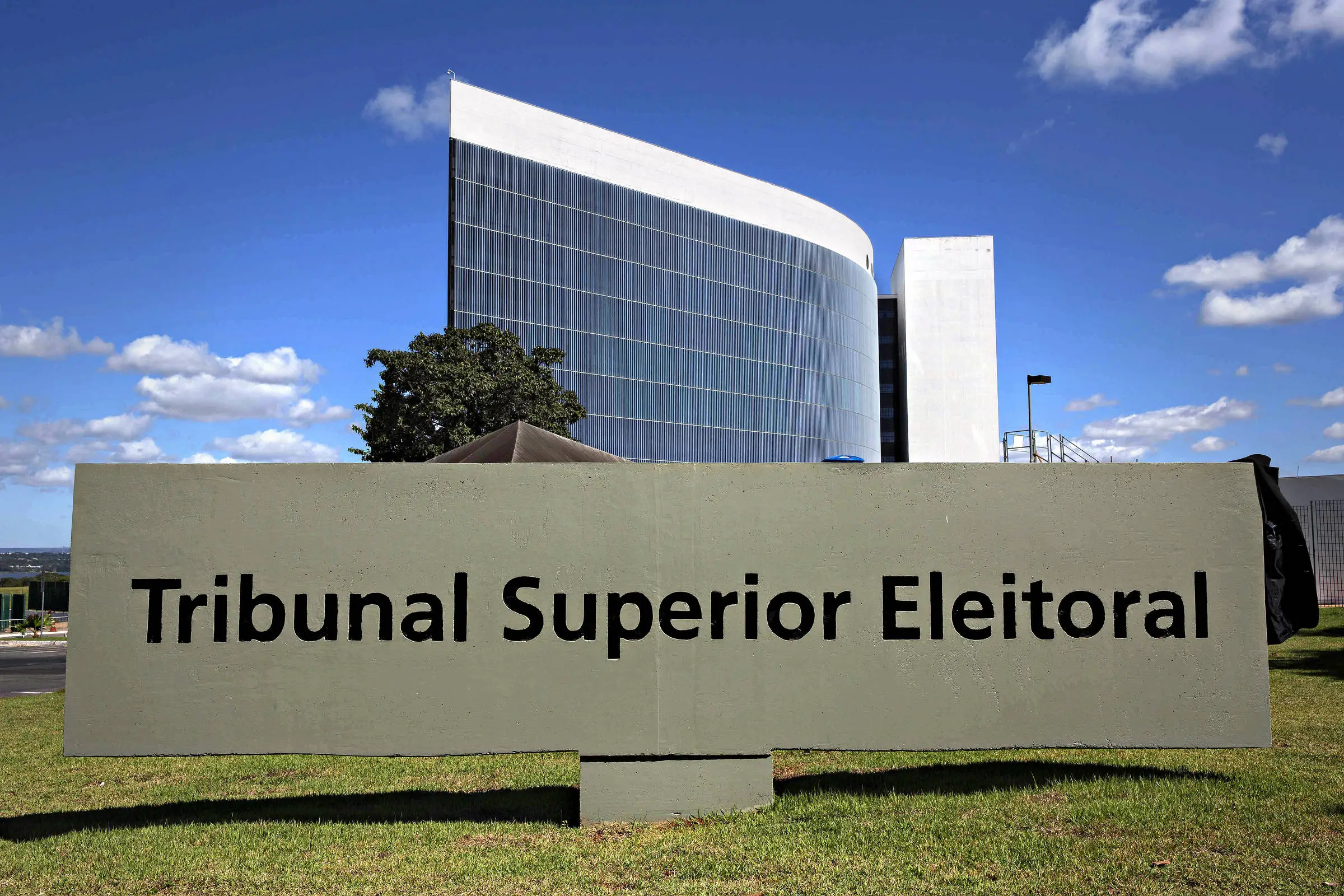 Fachada do Tribunal Superior Eleitoral (TSE) em Brasília, com prédio e placa identificando a instituição. -