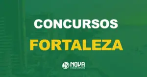 Orla marítima de uma cidade, com o céu alaranjado refletindo nos altos prédios com texto sobre a imagem Concursos Fortaleza