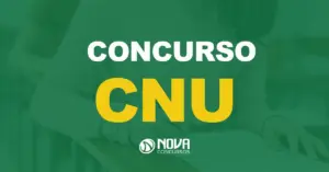 Estudante feminina focada escrevendo suas respostas em um exame em sala de aula com texto sobre a imagem Concurso CNU