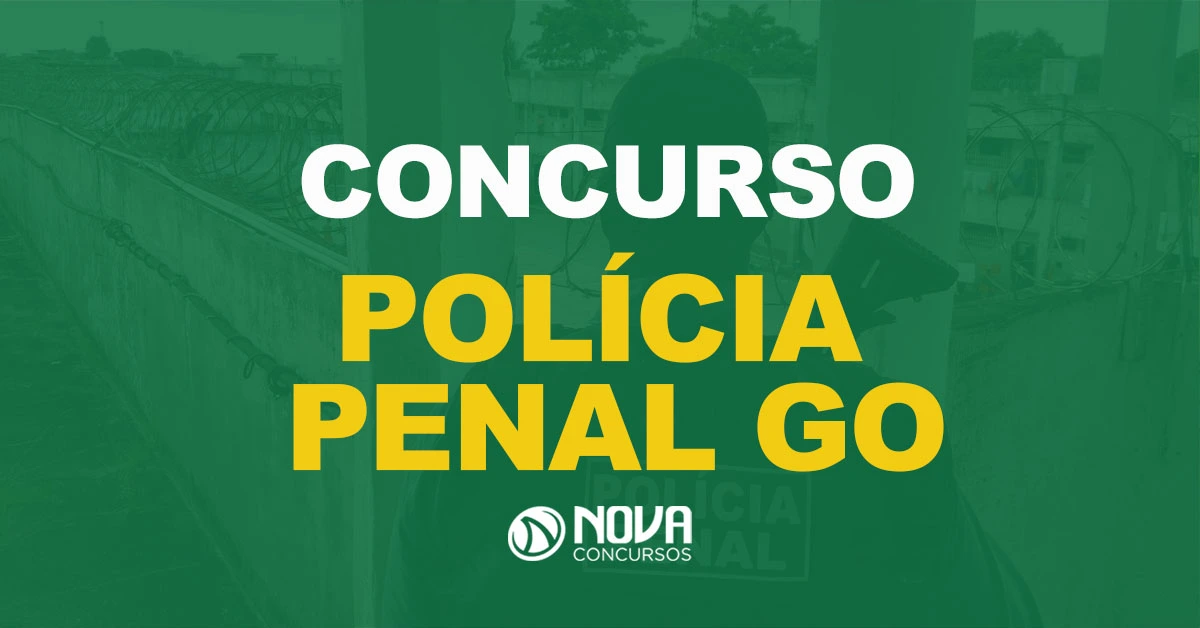 Policial Penal na guarita de uma penitenciária, de costas e armado com texto sobre a imagem concurso Polícia Penal GO