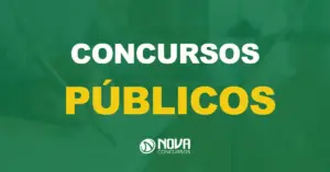 Homem de negócios anotando sobre a PL dos concursos em um caderno com uma caneta com texto sobre a imagem Concursos Públicos