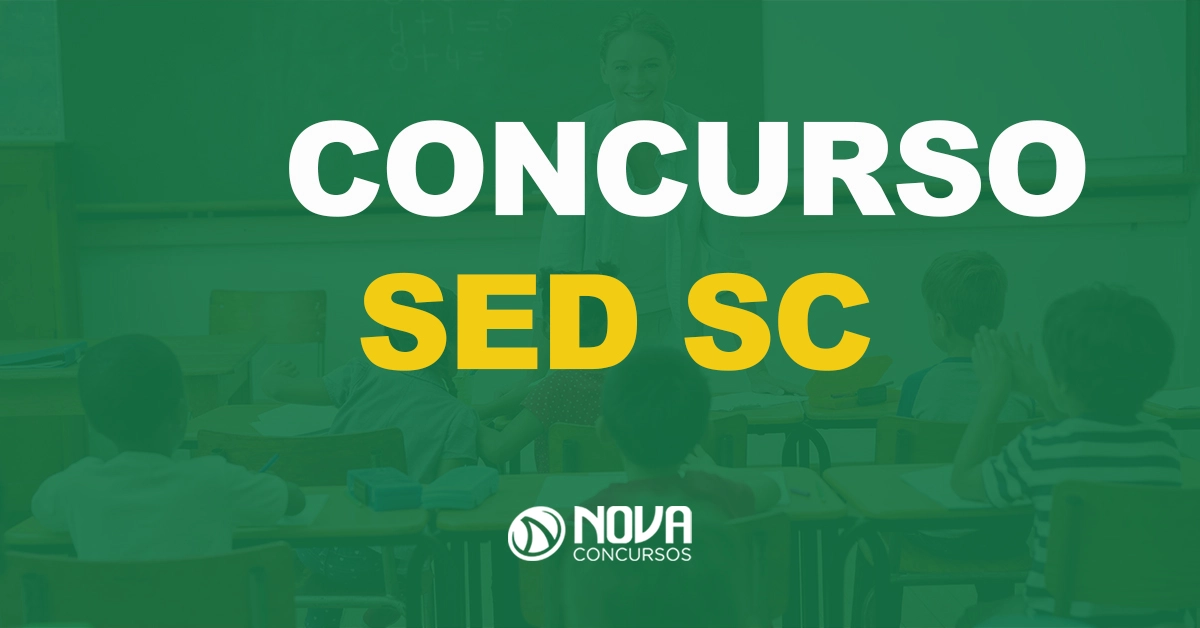 Edital SED SC relação de inscritos. Mais de 75 mil! Ambiente escolar, sala de aula, professora e os alunos sentados na carteira.