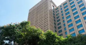 Prédio da Secretaria da Fazenda de São Paulo (Sefaz SP), uma construção alta com muitas janelas.