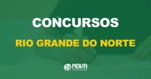 homem sentado em carteira preenchendo gabarito de prova com texto sobre a imagem escrito concursos rio grande do norte