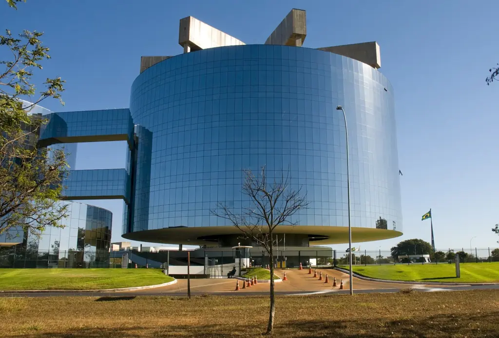 visão lateral do prédio do ministério público da união, no Distrito Federal, em Brasília