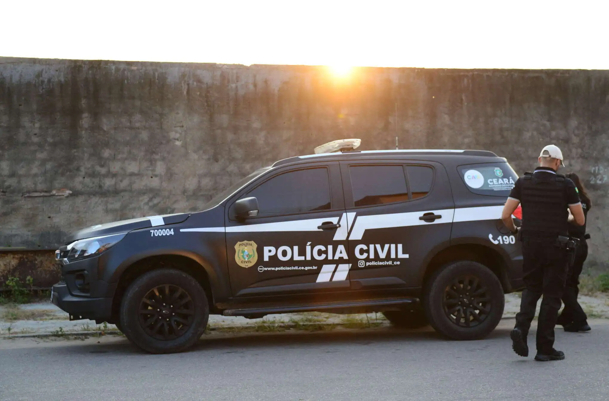 Viatura da Polícia Civil do Ceará estacionada, com agentes em ação ao lado do veículo. - Concurso Polícia Civil CE