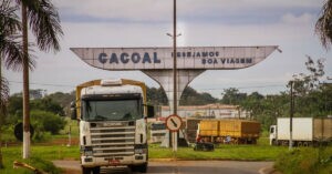 Portal de entrada na cidade de Cacoal, RO. Na estrutura de entrada está escrito "Bem vindo a Cacoal Capital do Café".