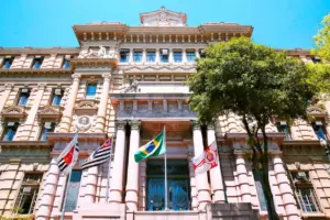 Fachada do Tribunal de Justiça de São Paulo (TJ-SP), com bandeiras do Brasil, do estado e da instituição. - Concurso TJ SP