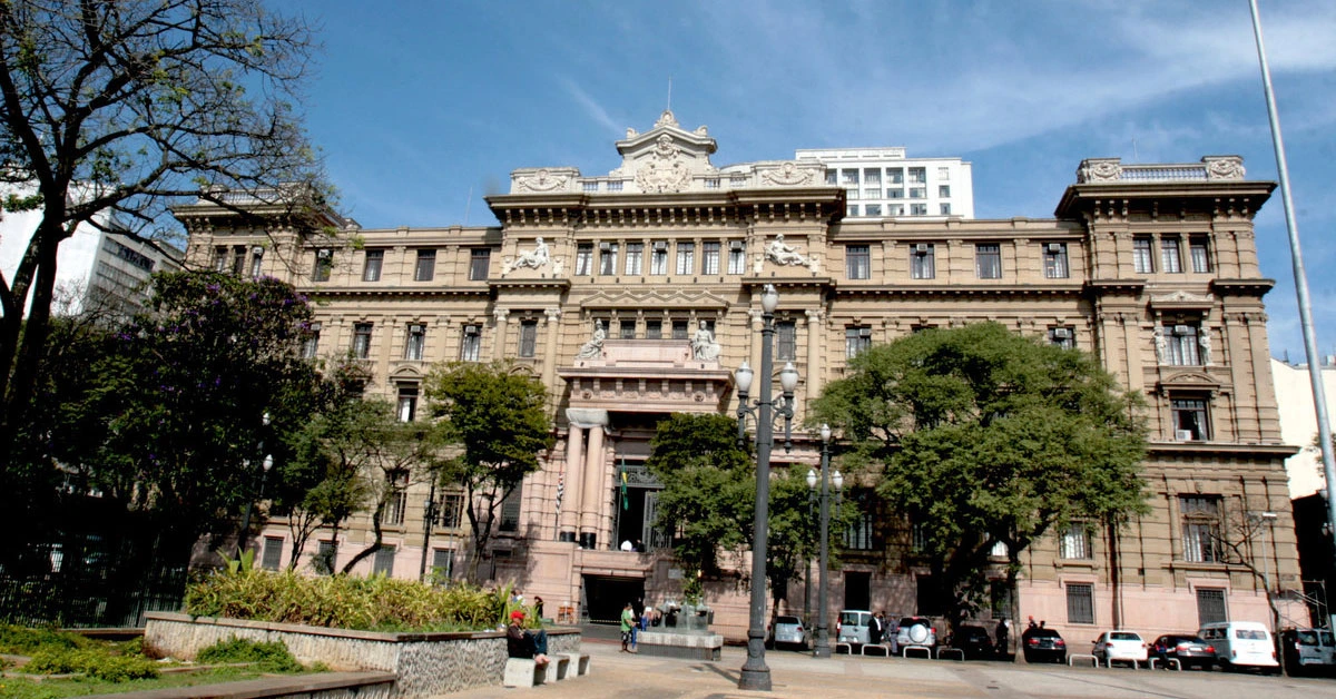 Fachada do Tribunal de Justiça de São Paulo em um dia ensolarado