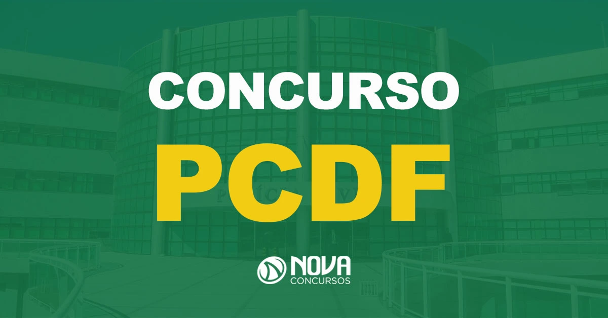 Prédio da PCDF com fachada de vidro verde e estrutura metálica com texto sobre a imagem Concurso PCDF Agente Administrativo