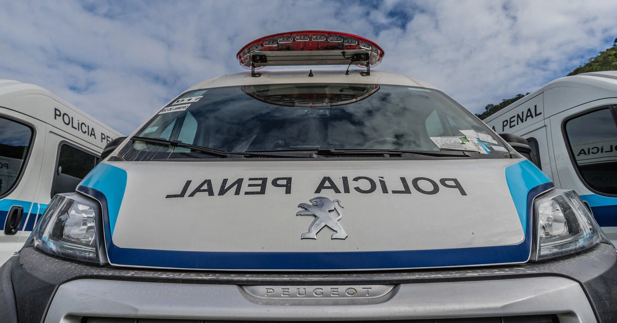 Veículo da Polícia Penal em foco nas cores azul e branco / Concurso Polícia Penal RJ