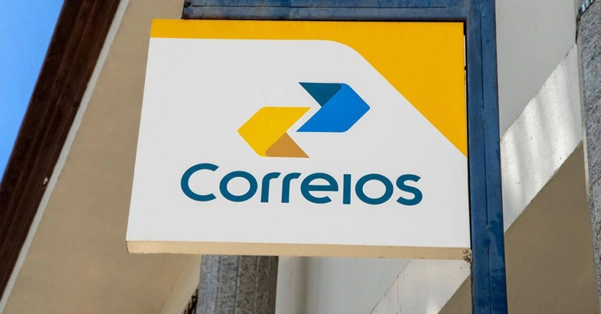 Placa de metal com logo dos Correios