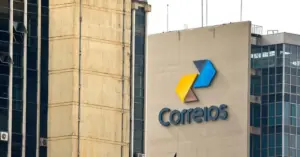 Fachada de um prédio dos Correios, com a logo da instituição